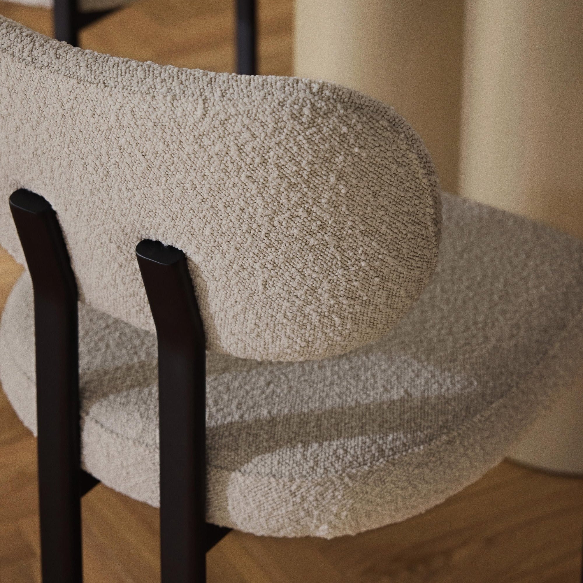 Chaise AYRA tissu bouclé et structure métal - Sakio Design Maroc
